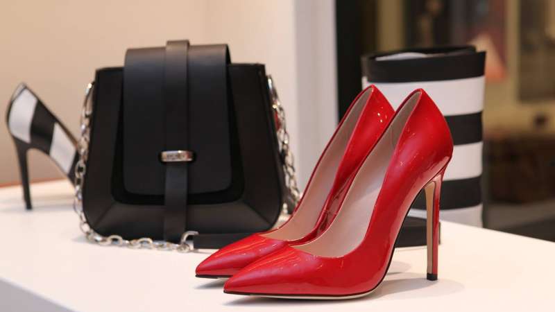 Can high heels, make-up and manicured nails be required at work?