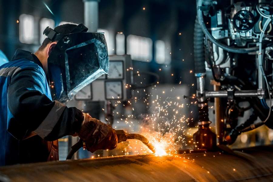 How are EU manufacturers using advanced technology to improve their operations