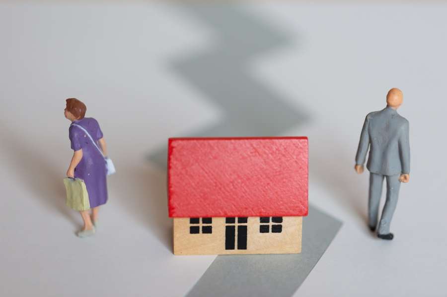 What Happens to a House When an Unmarried Couple Splits and Only One Partner Owns It v2