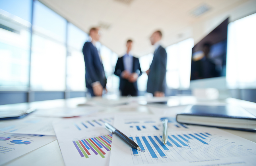 What are the benefits of the use of AI in financial services for customers and firms