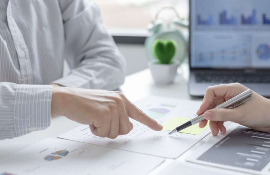 Why must insolvency practitioners be licensed
