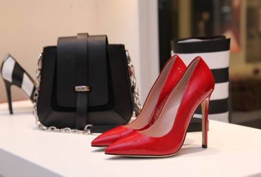 Can high heels, make-up and manicured nails be required at work?