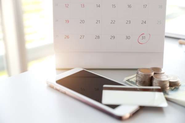 What should be included in the calculation of a week's pay for holiday pay purposes